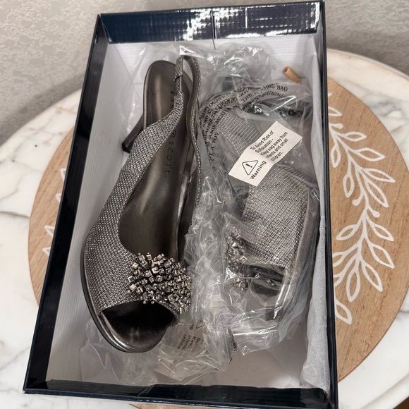 Karen Scott Women's Breena Slingback,Peep-Toe chain Pump’s,charcoal
Size 7.5M - Picture 4 of 9